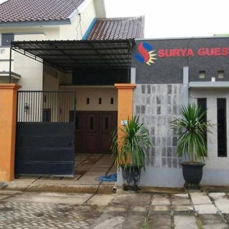 Surya Guest House Probolinggo Ngoại thất bức ảnh
